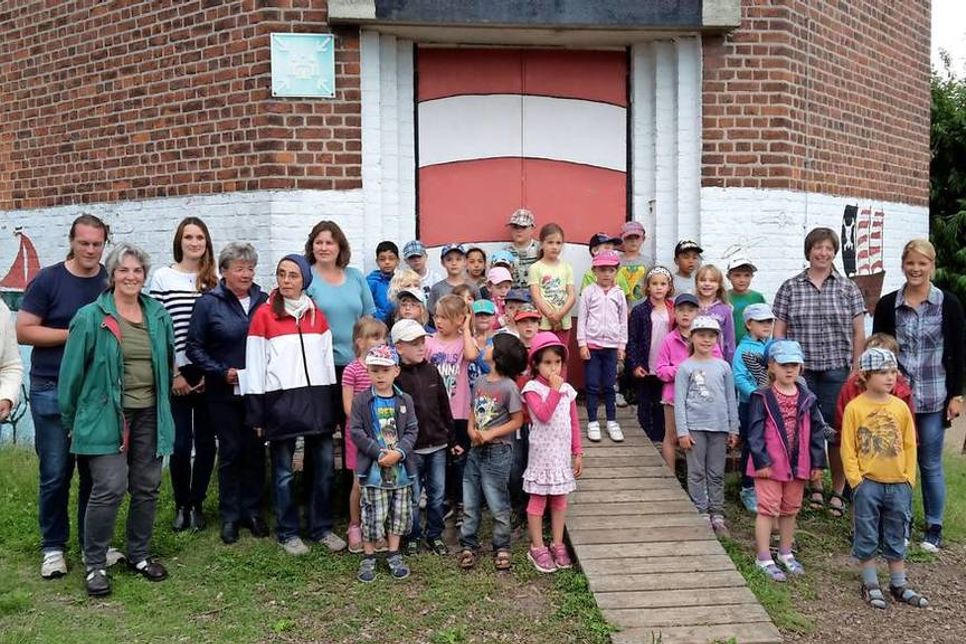 Kinder und Erzieher der Kindertagesstätte „Am Wasserturm“.