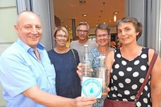 Refill heißt das Signalwort, das ab sofort auch an Eutiner Geschäften anzeigt, wo mitgebrachte Wasserflaschen kostenfrei mit Leitungswasser aufgefüllt werden können. Der entsprechende blaue Aufkleber prangt unter anderem am Kulturcafé am Markt. Refill Deutschland gibt es seit 2017, die Gruppe planE hat die Aktion in Eutin angeschoben.