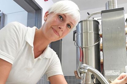 Schnell und unkompliziert: Mitarbeiterin Tabea Schmidt füllt im KulturCafé Klausberger eine Trinkflasche auf.