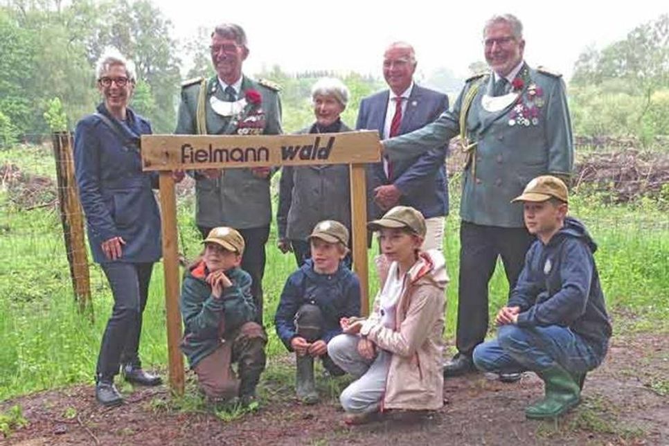 Am Elfenmoor, im Hintergrund die aufgeforstete Waldfläche (v:l:): Claudia Freutel (Fa. Fielmann), Heiko Godow (Wortführender Vorsteher der Schützengilde), Annegret Böger-Braasch und Wolfgang Nittritz (vom Förderverein Vogelschießen, Kultur und Natur), Torsten Nagel (Vorsteher der Gilde), vier „ERNA-Eulen“.