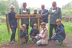 Am Elfenmoor, im Hintergrund die aufgeforstete Waldfläche (v:l:): Claudia Freutel (Fa. Fielmann), Heiko Godow (Wortführender Vorsteher der Schützengilde), Annegret Böger-Braasch und Wolfgang Nittritz (vom Förderverein Vogelschießen, Kultur und Natur), Torsten Nagel (Vorsteher der Gilde), vier „ERNA-Eulen“.