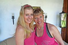 Verkörpern Zumba und die Freude daran: Svenja Dieck (lks.) und Iris Kulow.