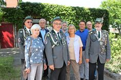 Vertreter der Gemeinde, der Bürgergilde, des Seniorenbeirates, der Politik und der Architekt vor dem runderneuerten Gildeanbau.