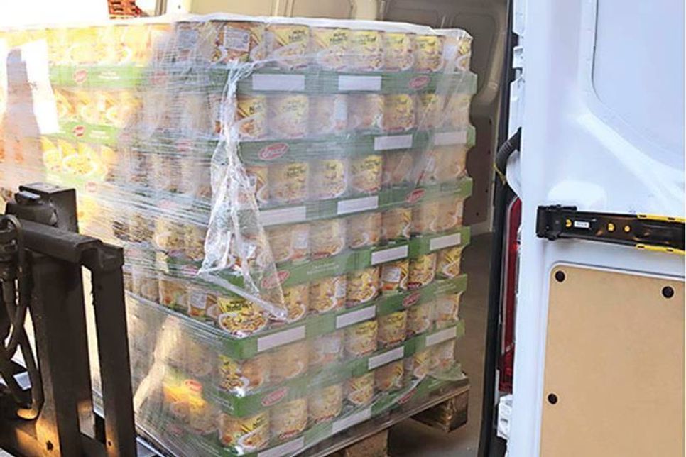 Erasco (Continental Foods) hat nach dem Aufruf des BürgerBündnis Neue Perspektive 588 Dosen Hühner-Eintopf für die Timmendorfer Tafel gespendet. (Foto: BBNP)