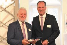 Landrat Björn Demmin würdigte das Engagement Gerold Fahrenkrugs (l.). Als Bürgermeister und Amtsvorsteher der Gemeinde Wittmoldt kam er auf 47 Amtsjahre.