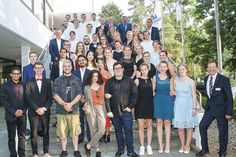 Gruppenfoto nach der Freisprechung der Auszubildenden im Gastgewerbe auf der Treppe des Maritim Seehotels in Timmendorfer Strand. (Foto: DEHOGA)