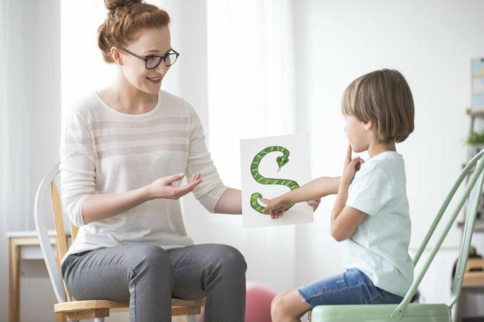 Jeder fünfte Schulanfänger im Kreis Ostholstein erhielt im vergangenen Jahr rund um den Schulbeginn eine Sprachtherapie. Diese können Kinder bei der Sprachentwicklung unterstützen. (Foto: AOK/hfr.)