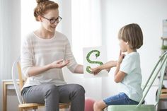 Jeder fünfte Schulanfänger im Kreis Ostholstein erhielt im vergangenen Jahr rund um den Schulbeginn eine Sprachtherapie. Diese können Kinder bei der Sprachentwicklung unterstützen. (Foto: AOK/hfr.)