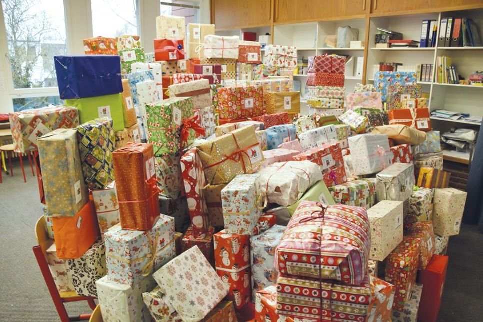Über 310 Weihnachtspakete mit Geschenken für Kinder in Osteuropa sind in der Pönitzer Schule für die Aktion „Kinder helfen Kindern“ zusammengekommen.