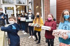 Über eine Kette haben die Schüler die verpackten Geschenke vom Aufbewahrungsraum zum Transporter weitergegeben.