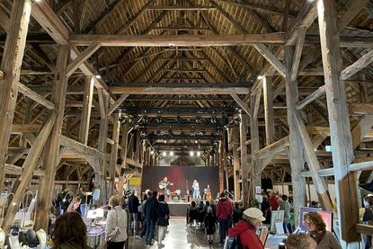 Viele Stände waren „wetterfest“ in der großen Scheune untergebracht worden.