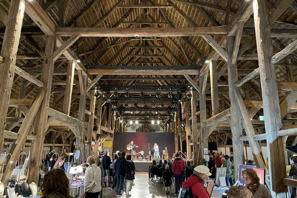 Viele Stände waren „wetterfest“ in der großen Scheune untergebracht worden.