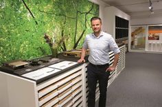 Sebastian Zein freut sich auf die Kunden und Kundinnen in der neuen Baustoff-Ausstellung.