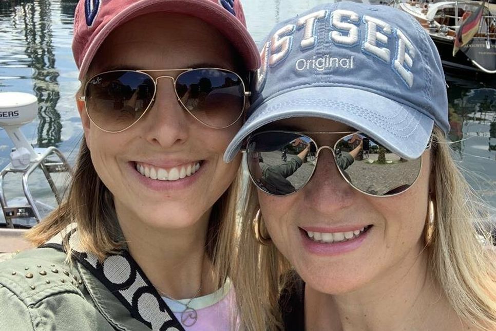 Einen Stopp machten Kristina Kolbe (lks.) und Gesche Muchow auch in Burgstaaken.