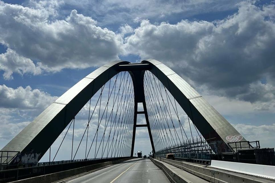 Ein imposanter Anblick: Die Fehmarnsundbrücke.