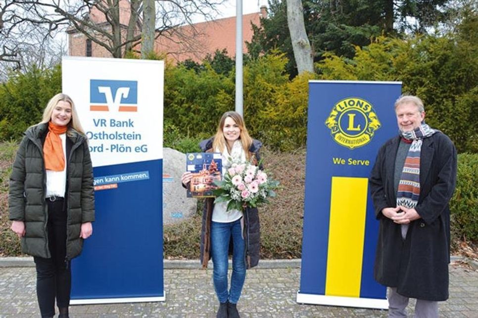 Übergabe des Hauptgewinns - Lena Kripke, VR Bank, Gewinnerin Shirin Maack und Lionspräsident Thomas Stanisak (von li. nach re.)