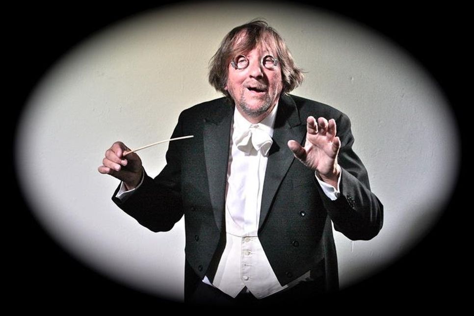 Multitalent Elmar Gehlen absolvierte eine Ausbildung als Grafiker und Dekorateur, bevor er erfolgreich eine Schauspielausbildung abschloss. Gehlen wechselte früh in das Regie-Fach und inszenierte zahlreiche Schauspiele und Opern an deutschen Theaterbühnen. Darüber hinaus widmet er sich auch der Malerei und der Bildhauerei.