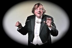 Multitalent Elmar Gehlen absolvierte eine Ausbildung als Grafiker und Dekorateur, bevor er erfolgreich eine Schauspielausbildung abschloss. Gehlen wechselte früh in das Regie-Fach und inszenierte zahlreiche Schauspiele und Opern an deutschen Theaterbühnen. Darüber hinaus widmet er sich auch der Malerei und der Bildhauerei.
