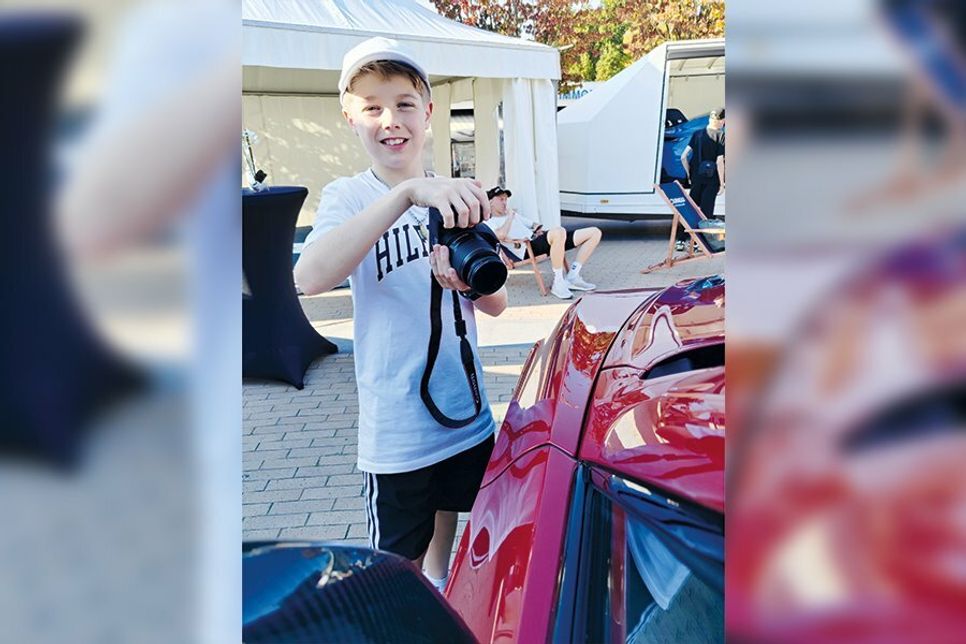 Der zwölfjährige Tom Kettlitz beim Fotografieren auf der Automeile in Timmendorfer Strand.