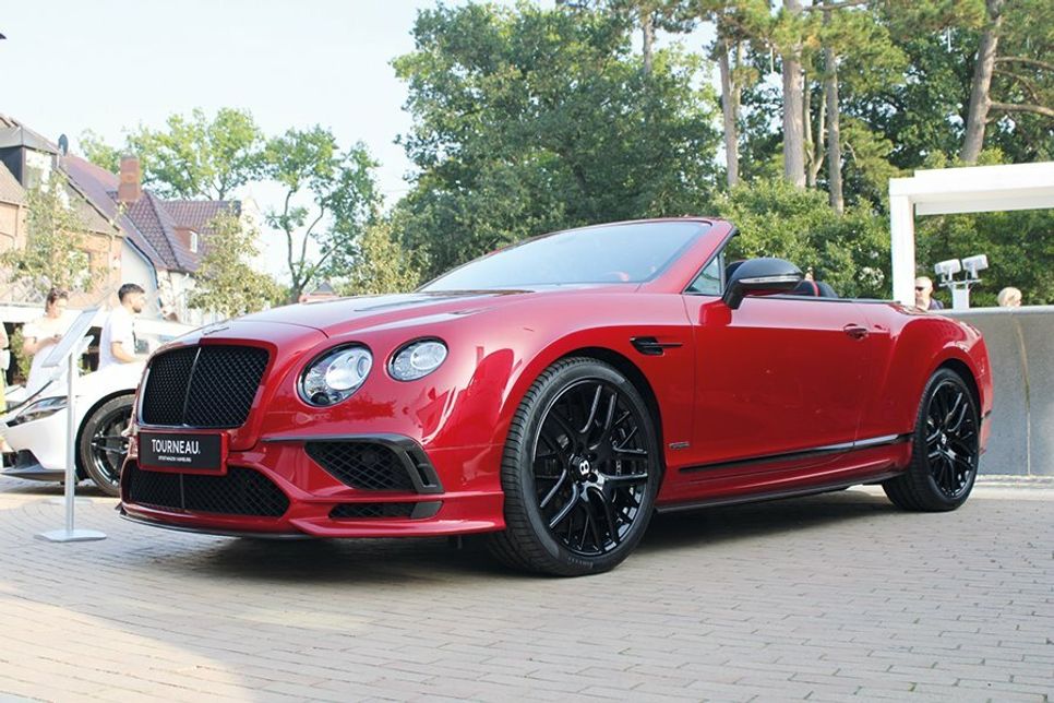 Das Fotografieren von Autos und Anfertigen von kleinen Filmen gehört zu den Aufgaben eines „Carspotters“.