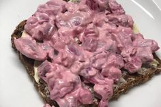 Ein norddeutscher Gaumenschmaus: Schwarzbrot mit rotem Heringssalat.