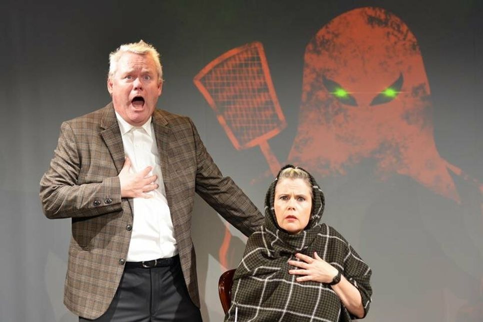 „Der Mönch mit der Klatsche“ frei nach Edgar Wallace von Stefan Keim mit Michaela Schaffrath und Stefan Keim. (Foto: Cotra-Kreis-Theater)