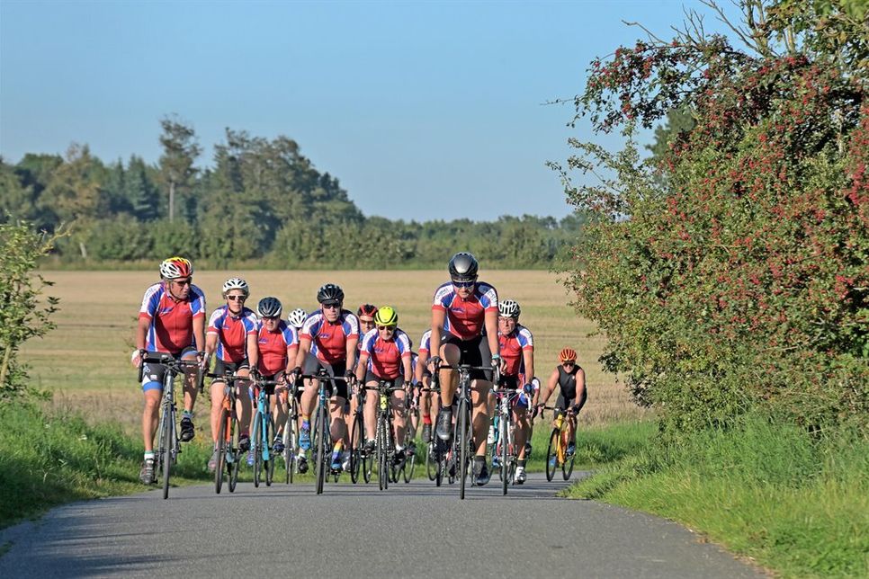 Auf und ab durchs Hügelland: Die Rennradgruppe des LTV Kiel-Ost schwärmt aus und freut sich über Gleichgesinnte, die mit Spaß am 3. Oktober am Almabtrieb teilnehmen.