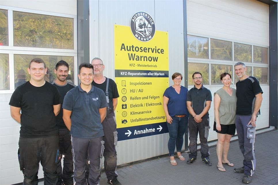 Das Team vom Autoservice Warnow mit Inhaber Stefan Gruschinske und seiner Frau Mareen. (re.).