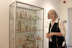 Angelika Salzwedel aus Itzehoe präsentiert die vielfältige Sammlung.