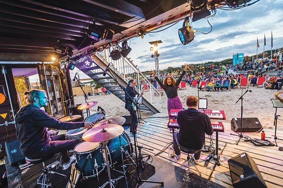 Vom 18. bis 28. August findet wieder das kleine Kulturfestival „Weite Welt“ am Strand an den Strandterrassen in Travemünde statt. (Foto: LTM)
