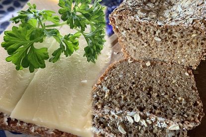 Schwarzbrot backen ist gar nicht so schwer.
