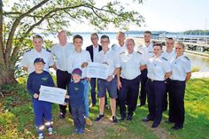 Die Vertreter des SRSV Christian Sturda (Kutterausbildung), Michel Bohlen (Kutterobmann) und Tobias Böttcher (Jugendwart, Kutterführer) sowie der Kinder- und Jugendfeuerwehr Dersau Christian Kluschke (Jugendwart) und Kai Westphal (Gemeindewehrführer) mit Josy und Layla freuten sich über die Spenden seitens der MUS, vertreten durch Stabsbootsmann Holger Behnke (Messegesellschaft), Kapitänleutnant Olaf Meier-Lürsdorf und Soldaten der Zweiten Inspektion (Organisation).