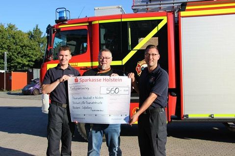 Wehrführer Alexander Wengelewski (re.) und Finn-Lasse Dranowski (lks.) von der Freiwilligen Feuerwehr freuten sich über den tollen Scheck von Andreas Seßelberg.