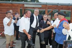 Musikzugführer Matthias Krell wurde von seinen Kameraden zur Königsproklamation in die Gildehalle getragen. (Foto: Christian Lück)
