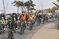 Allein beim Treffpunkt in Niendorf/Ostsee haben sich zirka 200 Radfahrer versammelt und gemeinsam auf den Weg durch die Strandstraße nach Timmendorfer Strand gemacht.