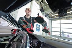 Nach einem Glasschaden ist nicht immer der Austausch der Windschutzscheibe erforderlich. Der Kfz-Fachmann weiß, wann eine Reparatur möglich ist. Foto: djd/Kfzgewerbe