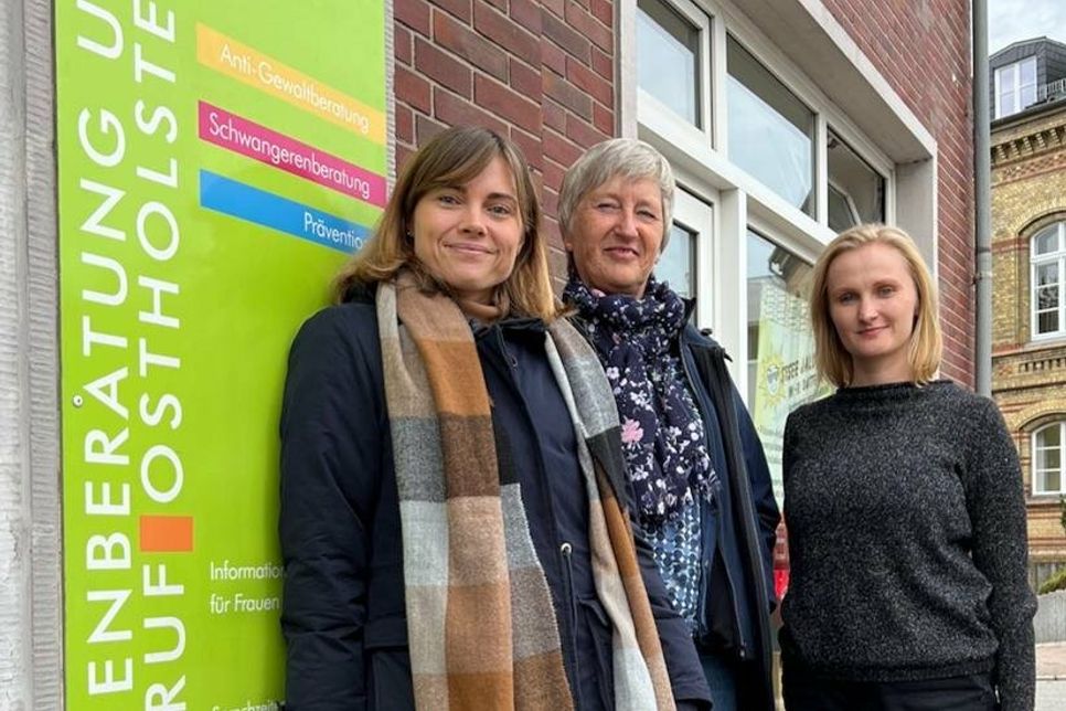 Catharina Nies besuchte die „Frauenberatung und Notruf“ um sich weiter über das Thema „Häusliche Gewalt“ zu informieren. Als Gesprächspartnerinnen standen Maeve Reichel und Lena Mußlick (v. lks.) zur Verfügung.