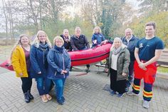 Feierliche Bootstaufe des neuen Rettungsbootes am DLRG-Heim in Niendorf/Ostsee mit Taufpatin Luisa, Claus Walter jr. (Mitte) mit Frau und Kindern, Iris Path (links) mit Kindern und dem Vorsitzenden Olaf Techen mit Sohn Tobias. (rechts)..