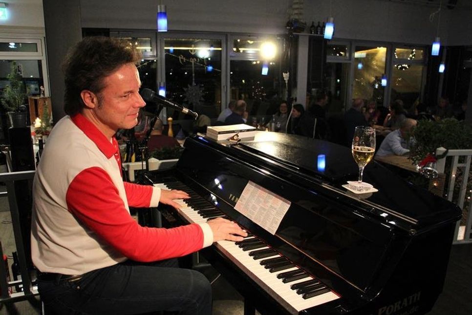 Im „Pier 19“ gab‘s leichte Tischmusik zum Auftakt und Stimmung nach dem Dessert mit „The Pianoman“ Klaus Porath.