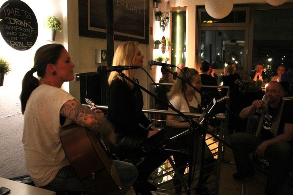 „Sonja &amp; Esther“ begeisterten im Waterkant mit viel Charme und Melodic-Rock-Pop-Coversongs.