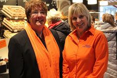 Verkaufsleitung Andrea Mach (lks.) und Kirsten Scheel im Januar 2018 bei der Neueröffnung der Filiale Am Markt.