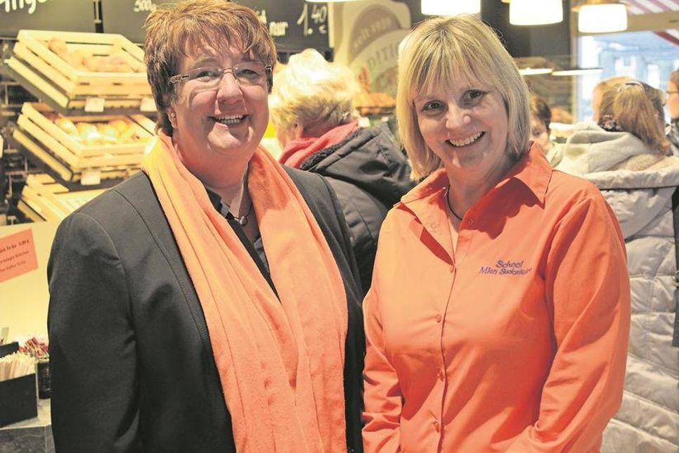Verkaufsleitung Andrea Mach (lks.) und Kirsten Scheel im Januar 2018 bei der Neueröffnung der Filiale Am Markt.