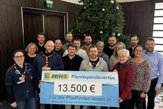 Lara Ronnebeck und Olaf Klotsch von den Pfadfindern und die Marktleitungen sowie Geschäftsführung der Edeka Jens Märkte bei der Spendenübergabe.