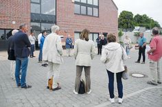 Die Vorstandsmitglieder vor dem neuen Dorfgemeinschafts- und Feuerwehrgerätehaus in Hemmelsdorf.