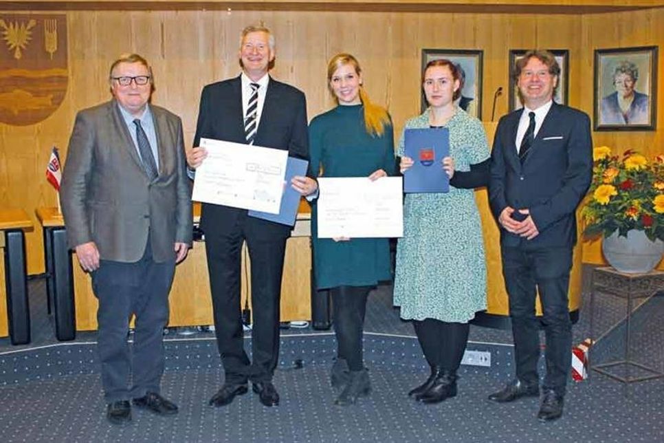 Werner Kalinka (Hauptausschussvorsitzender), Lars Kirchwehm (TSC Ostseebad Schönberg), Isabel Theden (Tanzwerkstatt Preetz), Antonia Schroeter (Tanzwerkstatt Preetz), Stefan Leyk (Kreispräsident). Foto: ©Kreis Plön