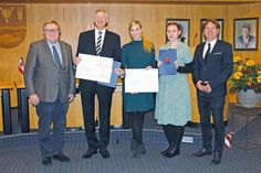 Werner Kalinka (Hauptausschussvorsitzender), Lars Kirchwehm (TSC Ostseebad Schönberg), Isabel Theden (Tanzwerkstatt Preetz), Antonia Schroeter (Tanzwerkstatt Preetz), Stefan Leyk (Kreispräsident). Foto: ©Kreis Plön