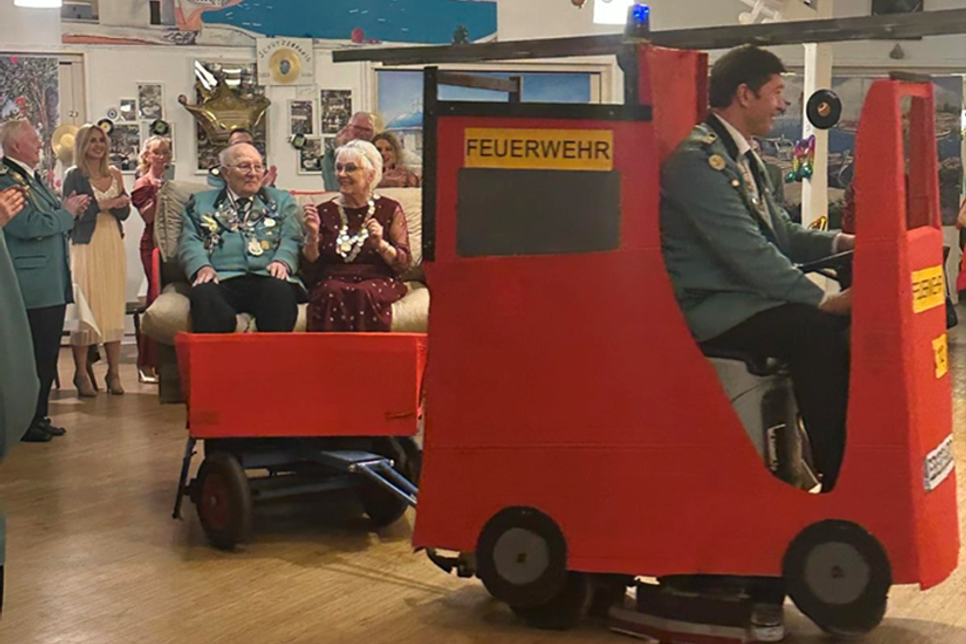 Schützenkönig Eberhard Buder nebst Ehefrau Uschi bei ihrem „Feuerwehreinsatz“.