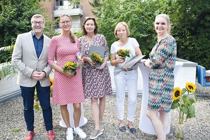 Susanne Prehn (2.v.li.), Anja Störmann und Dörte Rudolph (2.v.re.) von der „Damen 40“-Tennismannschaft freuen sich mit Bürgermeister Sven Partheil-Böhnke und Bürgervorsteherin Anja Evers (rechts) über die Ehrung.
