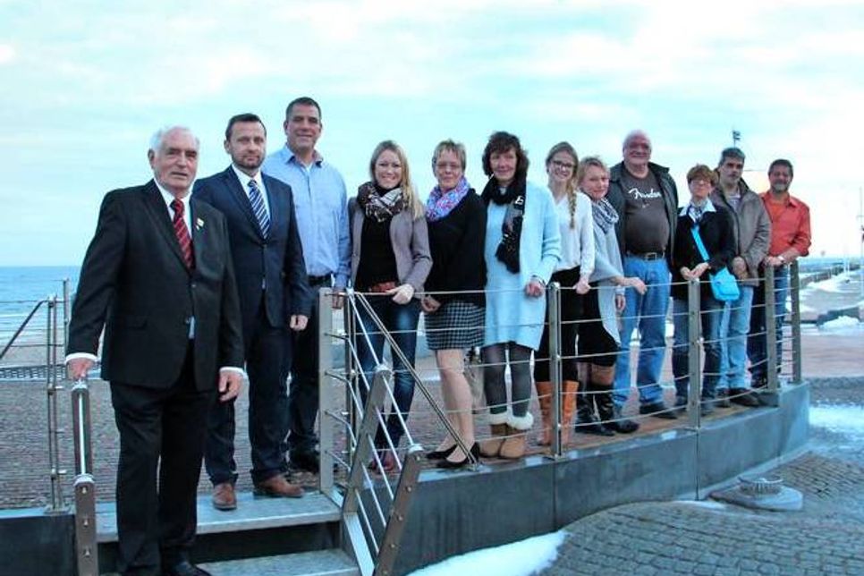 Bürgermeister Plön, Stefan Korf, Torsten Medloff und das Team rund um den Tourismus-Service (v. lks.).