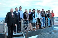 Bürgermeister Plön, Stefan Korf, Torsten Medloff und das Team rund um den Tourismus-Service (v. lks.).